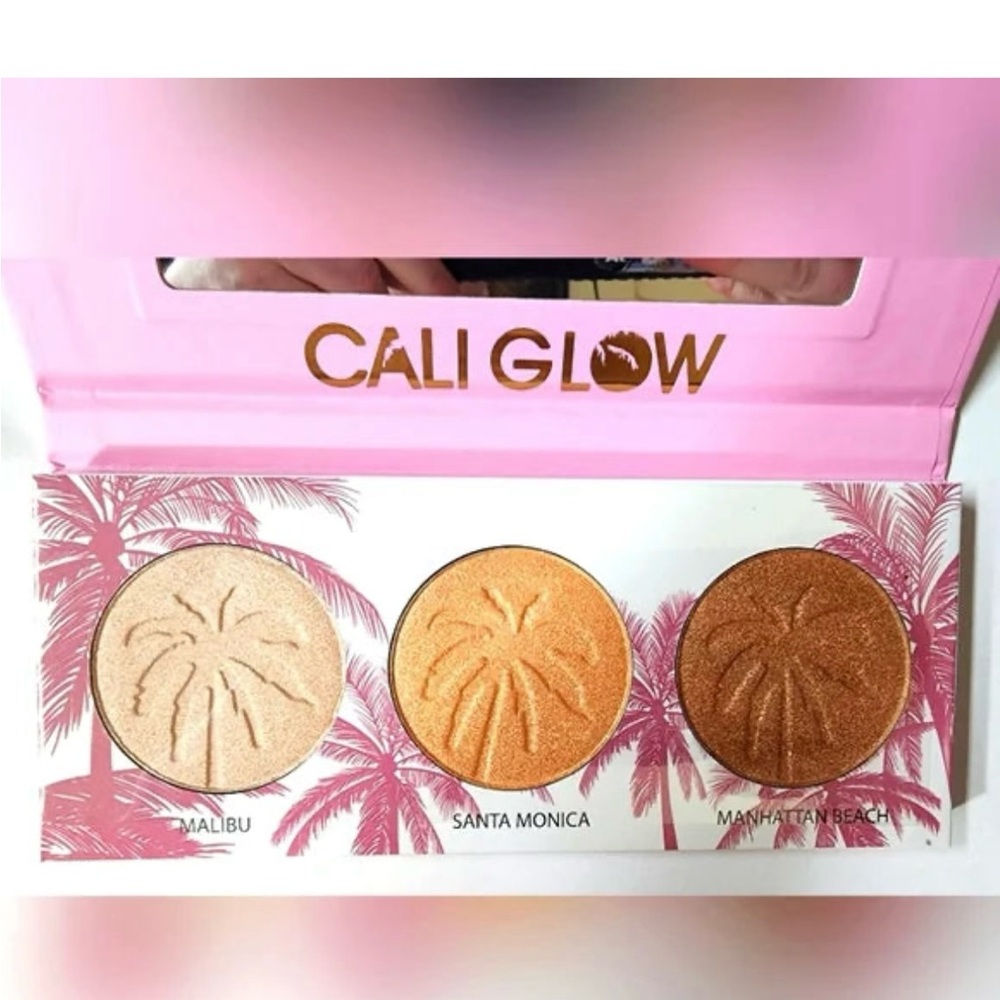 Beauty Creations Cali Glow Highlighter Palette - Light Pink, Peach, Bronze - Picture 3 of 6